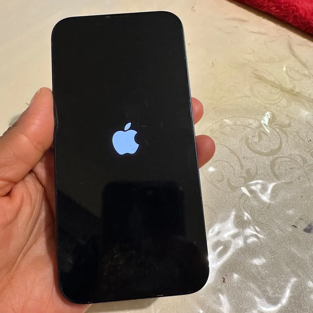 Black Smartphone with Sleek Design iPhone 14 256gb midnight bh 100%